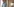 Mann mit ergrauendem Bart, im Hemd, im Hintergrund eine 70er-Designerlampe