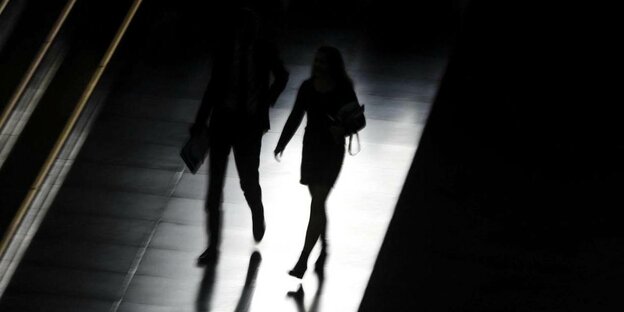 Schatten von zwei Menschen.