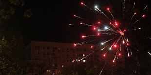 Feuerwerk über einem Wohnblock.