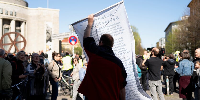 Eine Demo auf dem Rosa-Luxemburg-Platz