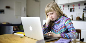 Schülerin sitzt vor einem Laptop