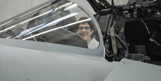 Verteidigungsministerin Kramp-Karrenbauer in einem Kampfjet.