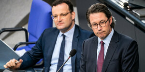 Die Minister Spahn uns Scheuer im Bundestag.