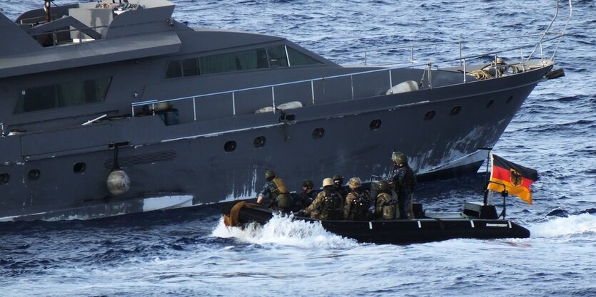 Bundeswehrsoldaten bei einem Einsatz im Mittelmeer.