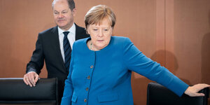 Scholz und Merkel am Kabinettstisch.
