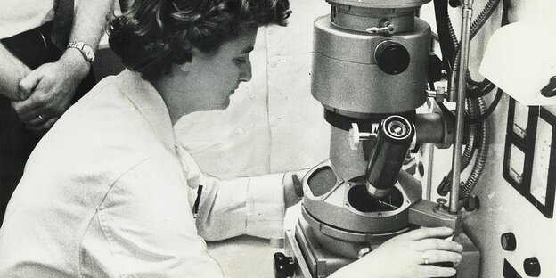 June Almeida am Mikroskop