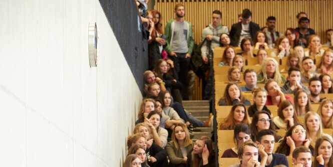 Ein voll besetzter Hörsaal an der Uni