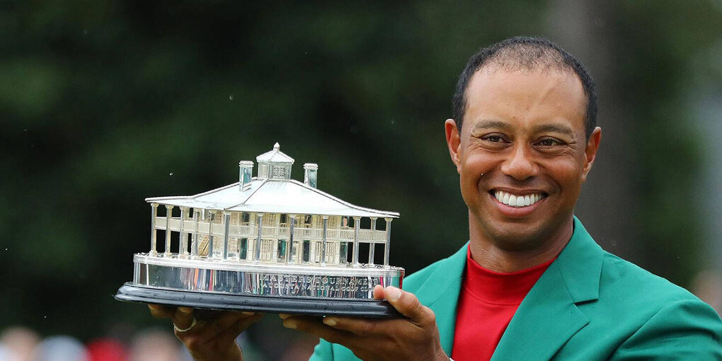 Tiger Woods mit der Masters-Trophäe 2019