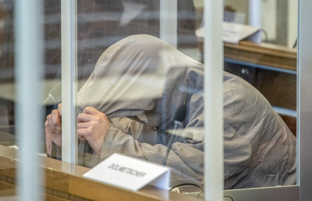 Angeklagte verbirgt sein Gesicht unter einer Kapuze Angeklagte verbirgt sein Gesicht unter einer Kapuze