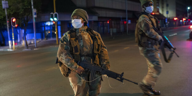 Südafrikanische Soldaten in einer dunklen Straße.