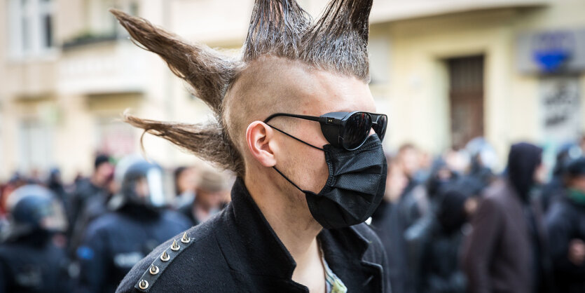 Punk mit Mund-Nasenschutz und Taucherbrille