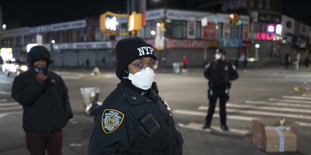Polizisten mit Mundschutz in New York.