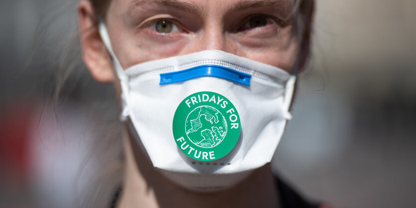 Demonstrant mit Maske.