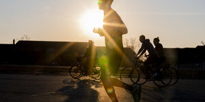 Jogger vor Sonnenuntergang.