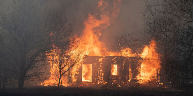 Ein brennendes Haus.