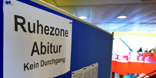 Ein Tafel in einer Schule mit dem Hinweisschild: Ruhezone Abitur – kein Durchgang