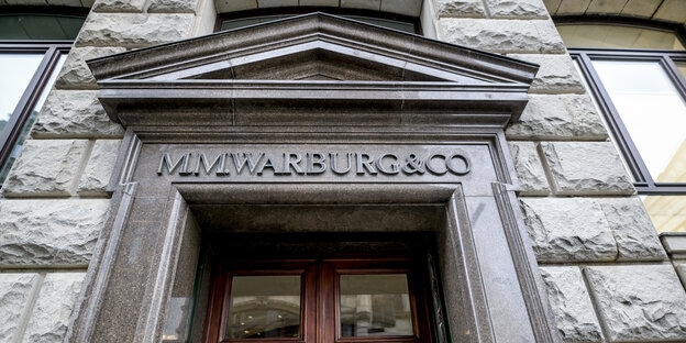 Portal dler Warburg-Bank mit dreieckigem Aufsatz