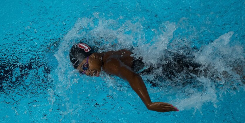 eine Schwimmerin im Wasser