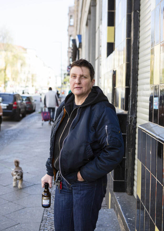 Manuela Kay, eine der beiden Inhaberinnen des Verlags, in dem unter anderem das Magazin „Siegessäule“ erscheint, vor der Bar Roses in der Kreuzberger Oranienstraße Manuela Kay, eine der beiden Inhaberinnen des Verlags, in dem unter anderem das Magazin „Siegessäule“ erscheint, vor der Bar Roses in der Kreuzberger Oranienstraße