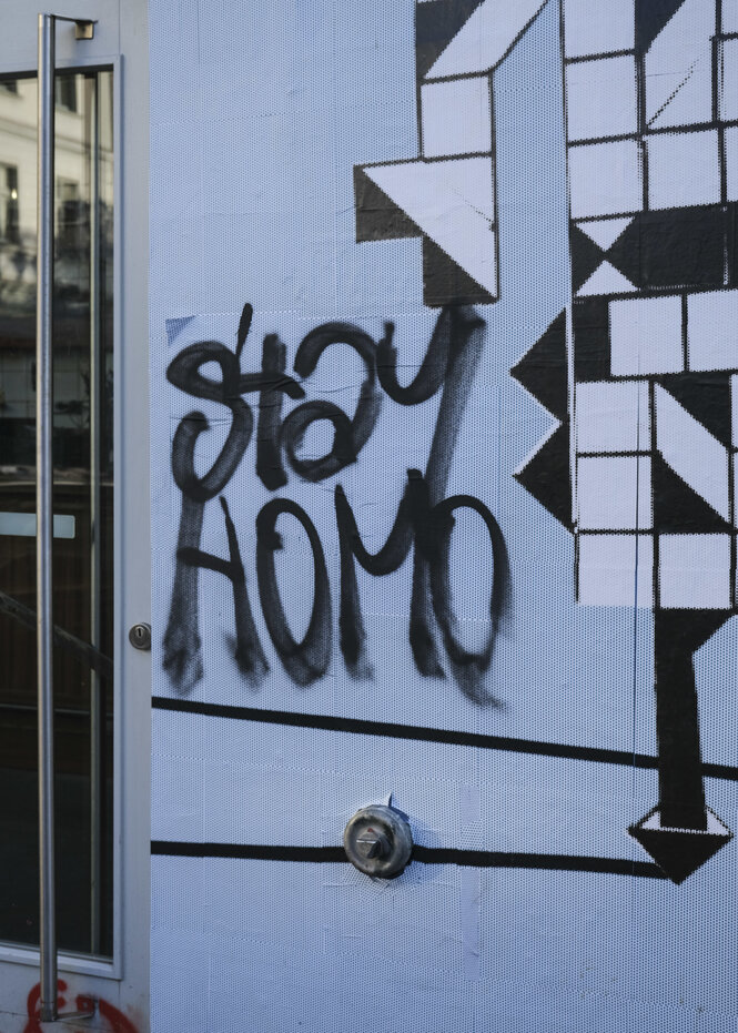 „Stay Homo“: ein Grafitti an der Wand der queeren Bar Möbel Olfe in Kreuzberg