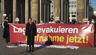 Die Anwältin Berenice Böhlo hält eine Rede vor dem Brandenburger Tor