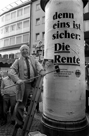 Norbert Blüm beim Plaktieren. Norbert Blüm beim Plaktieren.