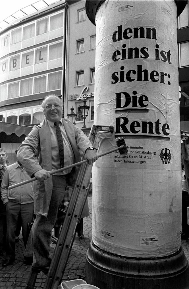 Norbert Blüm beim Plaktieren.