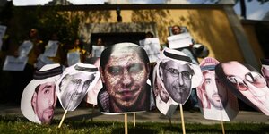 Eine Reihe von Plakaten mit Portraits, darunter Raif Badawi