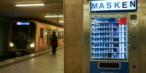 Ein Automat mit Gesichtsmasken in einer u-Bahnstation