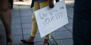 Demonstrantin mit "Wir sind das Volk"-Schild