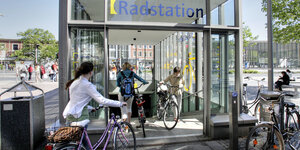 Radfahrer parken ihre Räder in einer Radstation in Münster