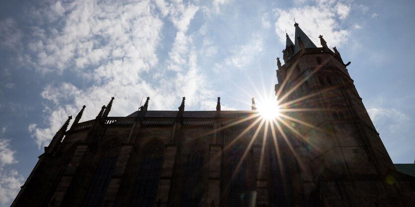 Sonne über einem Dom