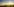 Ein Windrad vor nebligen Feldern beim Sonnenaufgang