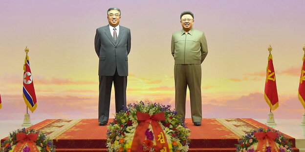 Florales Tribut vor Statuen von Kim IlSung und Kim Jong Il