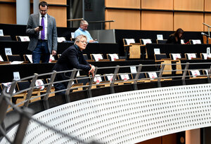Menschen stehen auf der Zuschauertribüne des Abgeordnetenhauses Menschen stehen auf der Zuschauertribüne des Abgeordnetenhauses