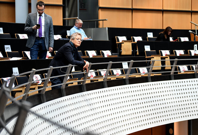 Menschen stehen auf der Zuschauertribüne des Abgeordnetenhauses