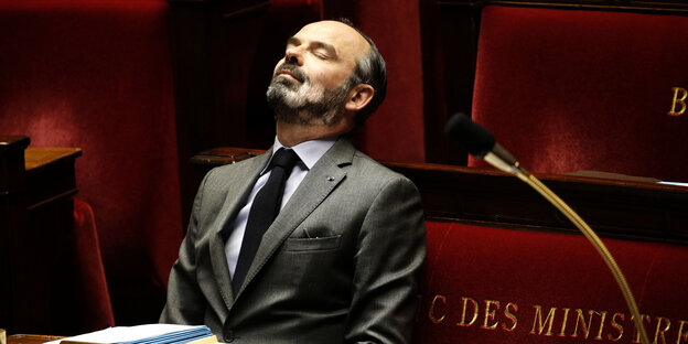 Der französische Premierminister Edouard Philippe sitzt mit eschlossenen Augen in der Nationalversammlung