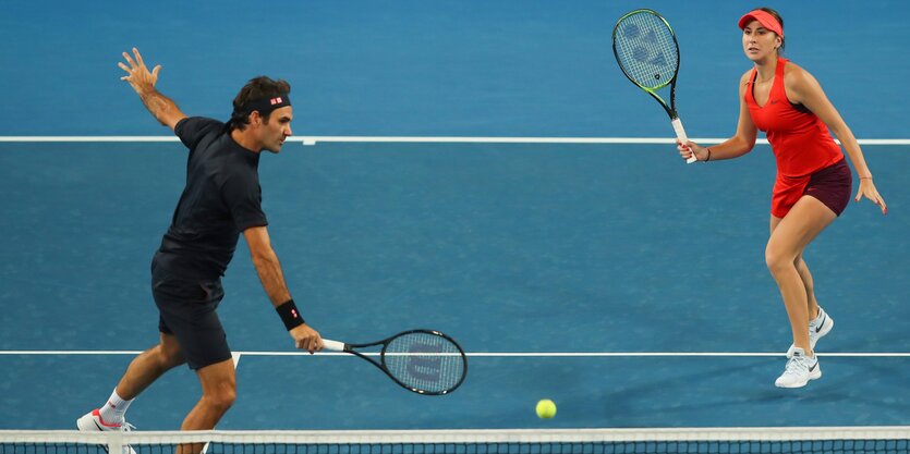 eine Frau und ein Mann beim Tennis