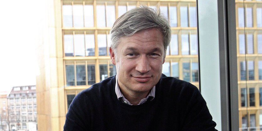 Ulf Poschardt sitzt am Fenster seines Büro im Axel-Springer Haus