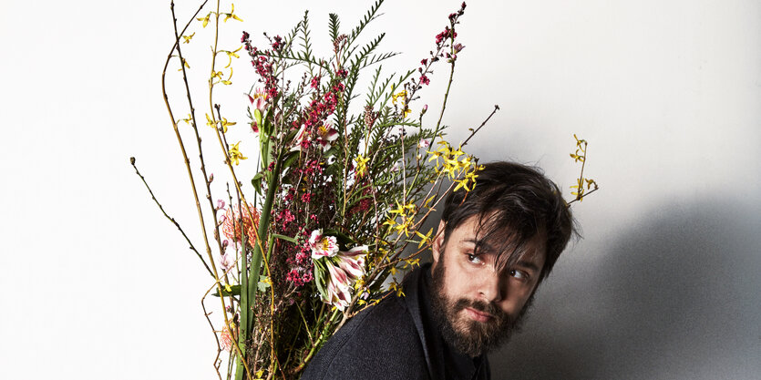 Dave Longstreth mit Blumenstrauß