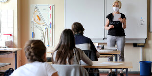 Eine Lehrerin vor einer klasse