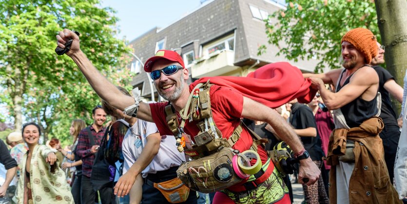 Tanzdemo durch den Grunewald am 1. Mai