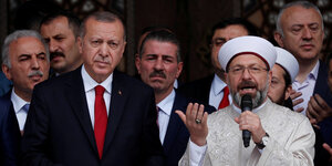 Präsident Erdogan und Ali Erbas bei einer Rede vor einer Moschee