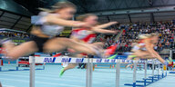 Sprinterinnen springen über Hürden