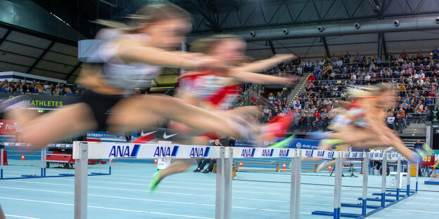 Sprinterinnen springen über Hürden