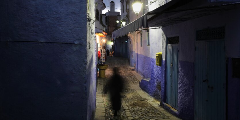 Verschwommene Gestalt in einer Gasse