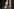 Kristina Jean Hays schaut für ein Porträtfoto lächelnd in die Kamera