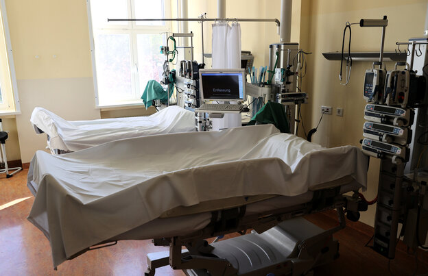 Ein leeres Bett in einer Intensivstation Ein leeres Bett in einer Intensivstation