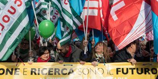 Menschen und Fahnen bei einer Gewerkschaftsdemonstration