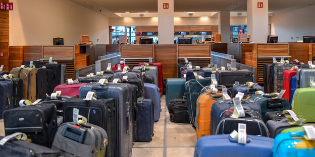 Koffer stehen in einem Flughafenterminal